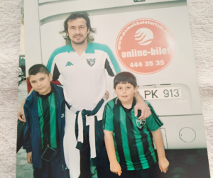 Bir deplasman uğurlamasında takım otobüsü ile soldan sağa: Ben, Yusuf ( Şimşek) abi, Cihan.